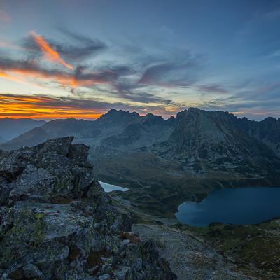 Fotobehang Oranje lucht boven de bergen