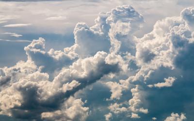 Fotobehang Lucht overdekt met witte wolken