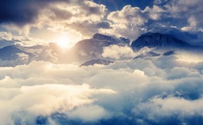 Fotobehang Bergtoppen in de wolken