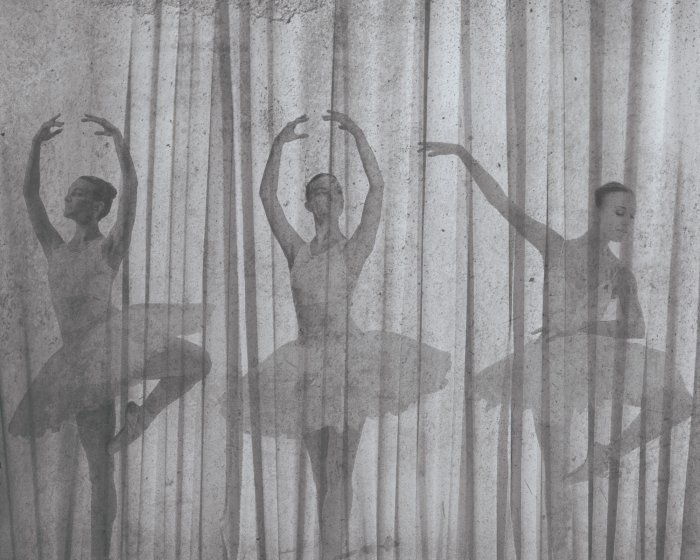 Fotobehang Dansende ballerina&#39;s op een gestreepte achtergrond met textuur