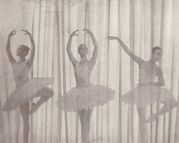 Fotobehang Dansende ballerina&#39;s tegen een achtergrond met betoneffect
