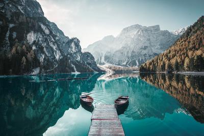 Poster Houten bootjes en steiger op een bergmeer