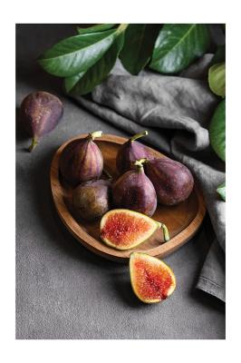 Poster Verse vijgen op een houten schaal
