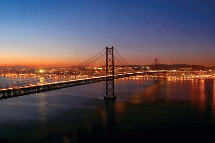 Fotobehang Landschap met een brug bij zonsondergang