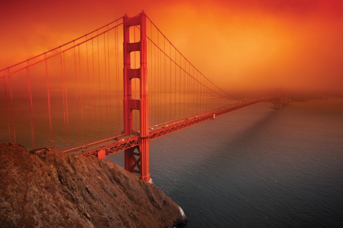 Fotobehang Mistig landschap met zonsondergang en Golden Gate Bridge