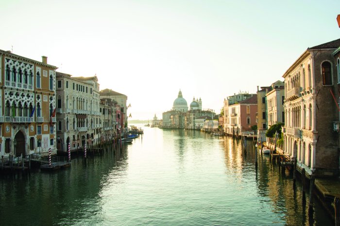 Fotobehang Waterkanaal met uitzicht op de basiliek