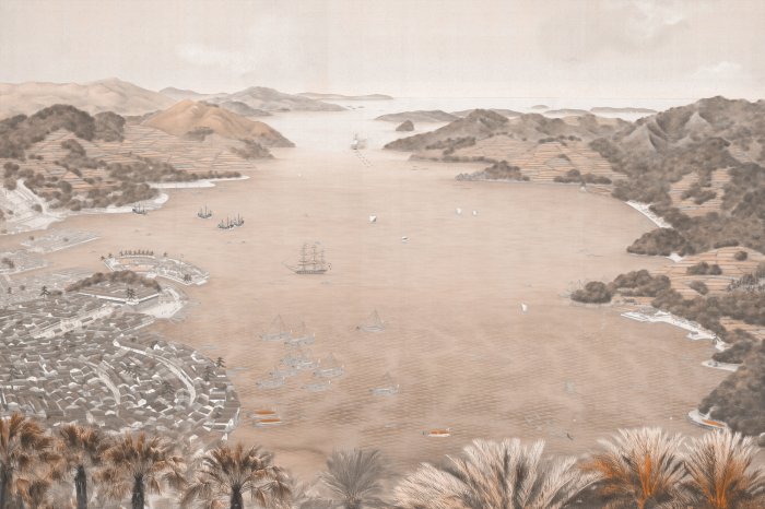 Fotobehang De huizen van de stad tegen de achtergrond van het zee- en berglandschap