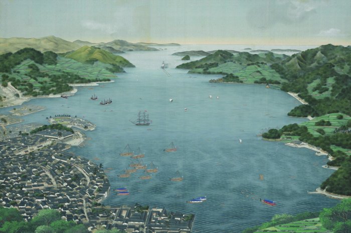 Fotobehang Een vogelperspectief op de bergen rondom de badplaats