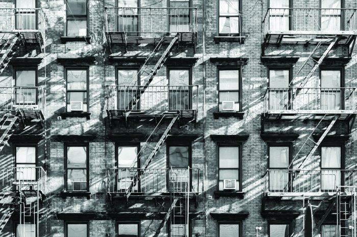 Fotobehang Een historisch bakstenen huurhuis met een klassieke trap