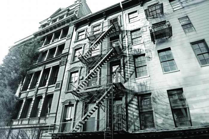 Fotobehang Sfeervolle trap in een oud huurkazerne