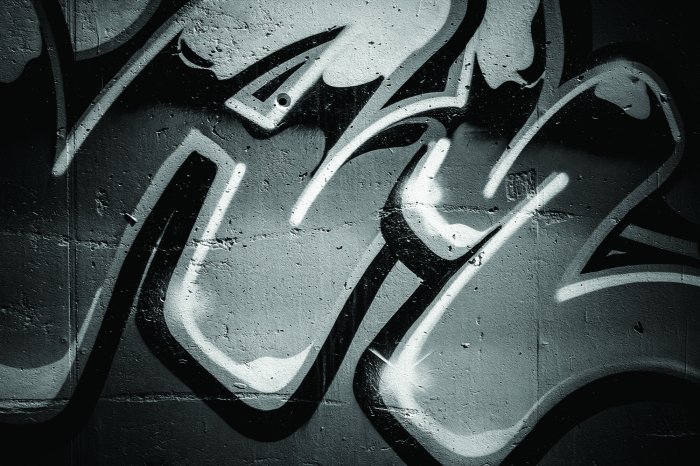 Fotobehang Minimalistische zwart-witte graffiti op een betonnen muur.