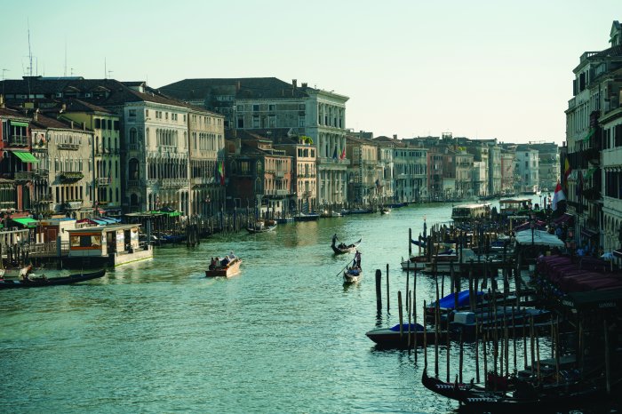 Fotobehang Een Venetiaans kanaal met stenen gevels en paleizen