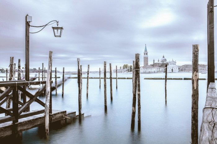 Fotobehang Een besneeuwd landschap met uitzicht op een historische kerk