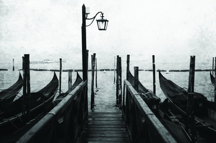 Fotobehang Monochroom landschap van mistig Venetië