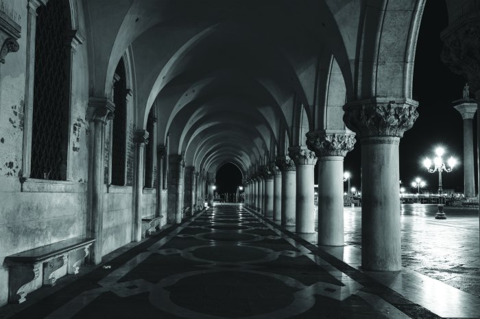 Fotobehang Monochrome foto van historische zuilen