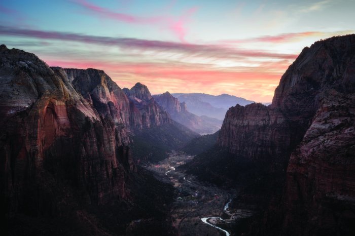 Fotobehang Majestueuze kliffen in het licht van de ondergaande zon