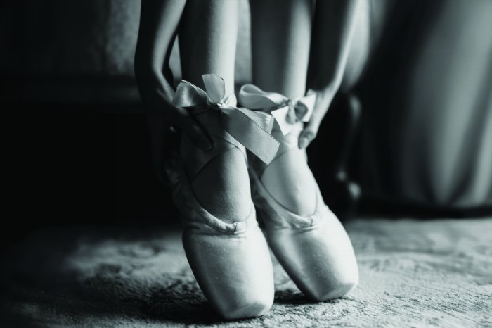 Fotobehang Een balletdanseres in delicate balletschoentjes