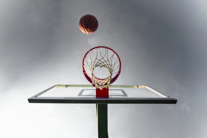 Fotobehang Een bal die in de mand tegen de lucht valt