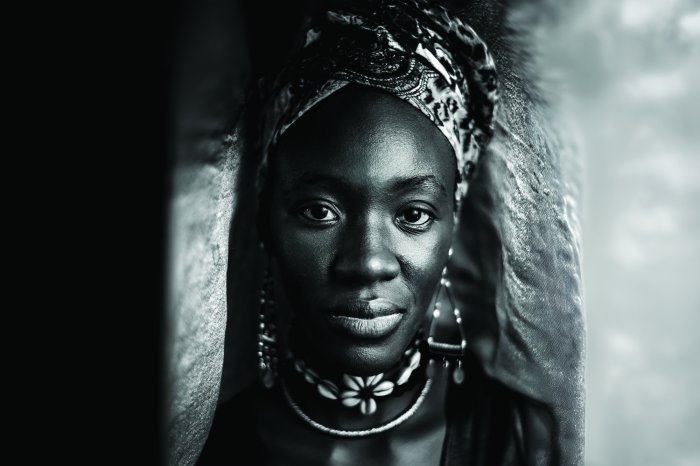 Fotobehang Zwart-witportret van een Afrikaanse vrouw