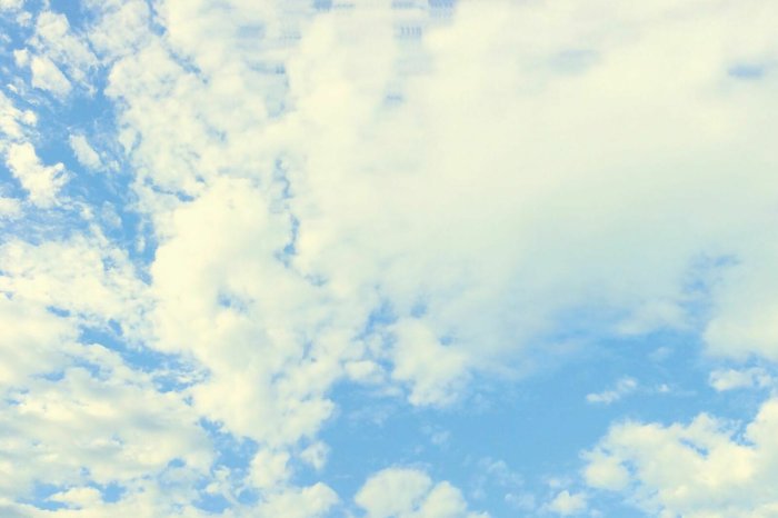 Fotobehang Blauwe lucht met fijne wolken