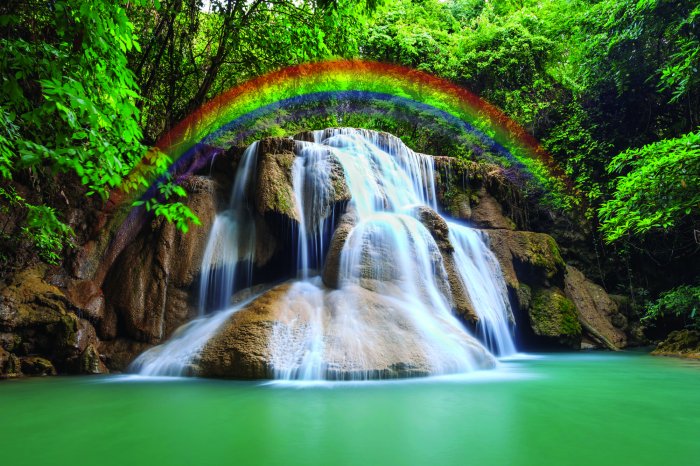 Fotobehang Een schilderachtig landschap met een waterval in het bos en een regenboog