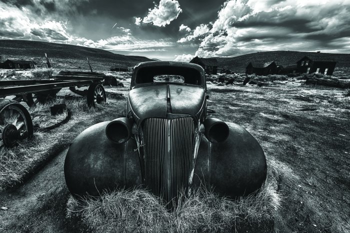 Fotobehang Zwart-witfoto van een auto-ongeluk