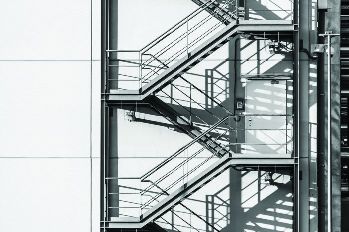 Fotobehang Moderne metalen trap met witte gevel