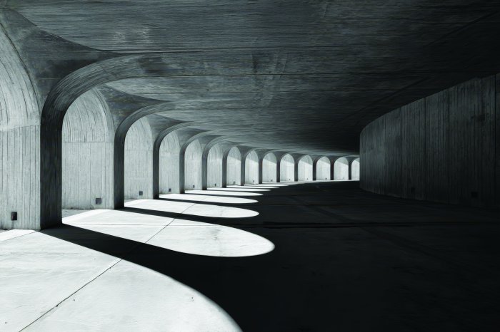 Fotobehang Het ritme van betonnen bogen in licht en schaduw