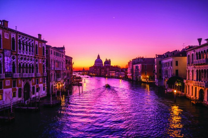 Fotobehang Gouden weerspiegelingen van de zonsondergang boven een Venetiaans kanaal