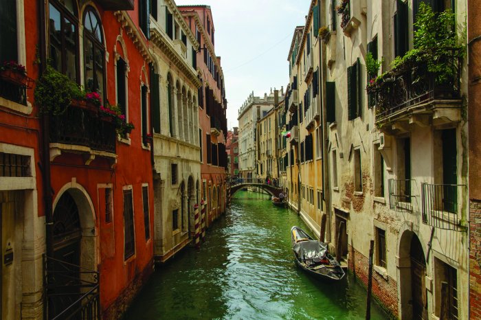 Fotobehang Kanaal van Venetië, omringd door historische huurkazernes