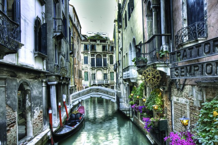 Fotobehang Een stenen brug met uitzicht op een Venetiaanse gondel