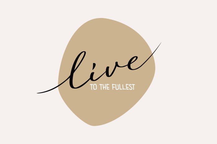 Fotobehang Een bruine vlek met een subtiele, lichte inscriptie