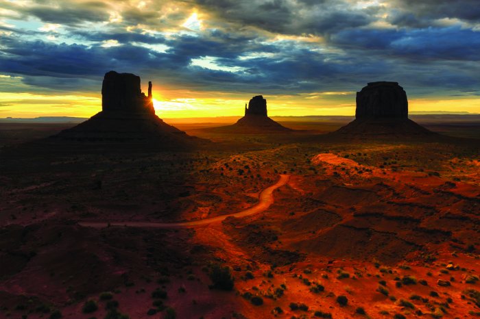 Fotobehang Vurige zonsondergang boven woestijnkliffen