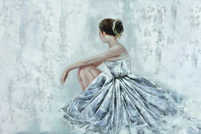 Fotobehang Een subtiele balletdanseres tegen een grijze, betonnen achtergrond.