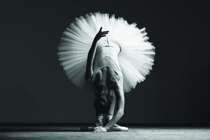 Fotobehang Een monochrome foto van een slanke, jonge ballerina.