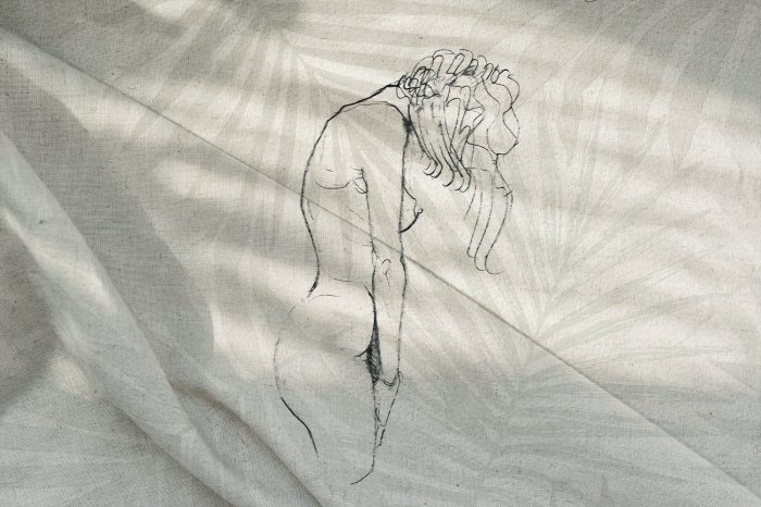 Fotobehang Decoratieve stof met een artistieke omtrek van vrouwen