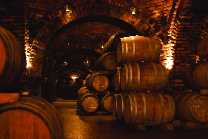 Fotobehang Rustieke vatenkelder