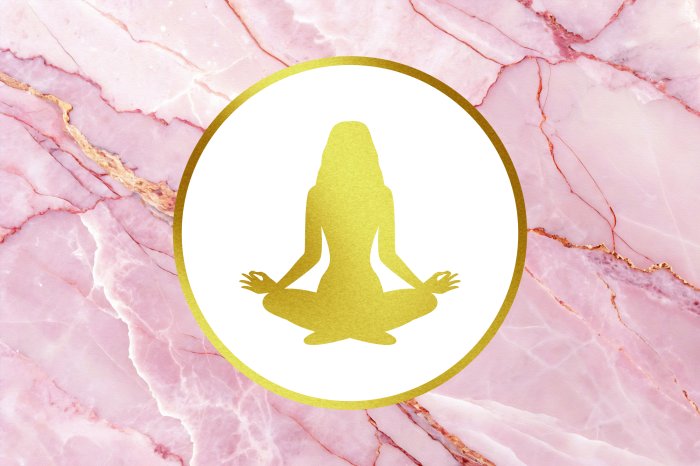 Fotobehang Een mediterende vrouw, omringd door roze marmer.