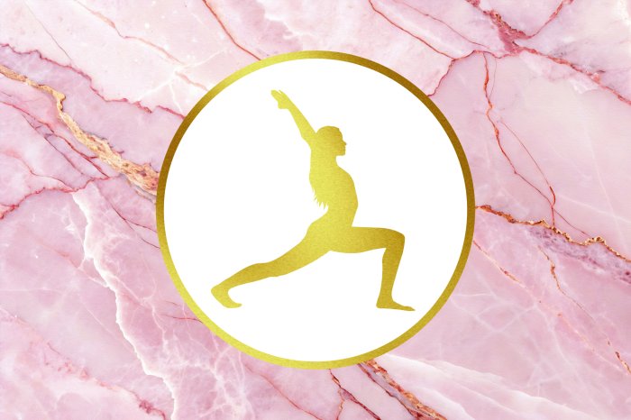 Fotobehang Een vrouw beoefent yoga tegen een roze marmeren achtergrond.