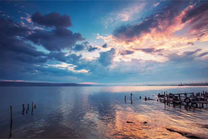 Fotobehang Wolken über dem See
