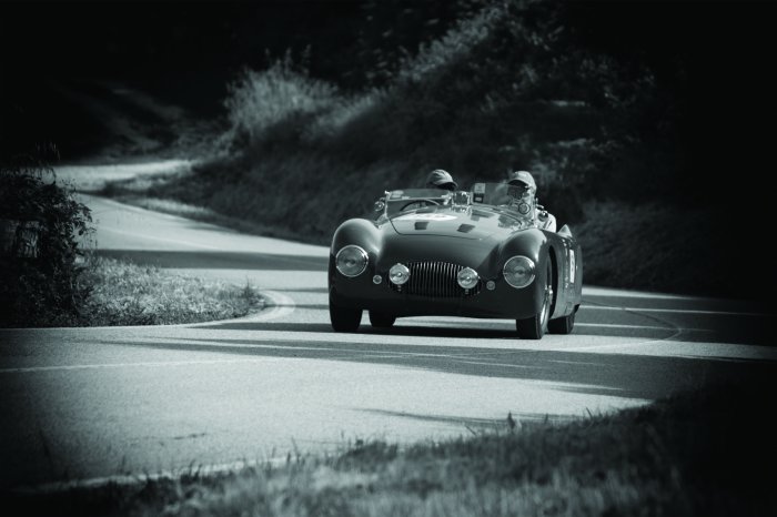 Fotobehang Zwart-witfoto van een retro-auto