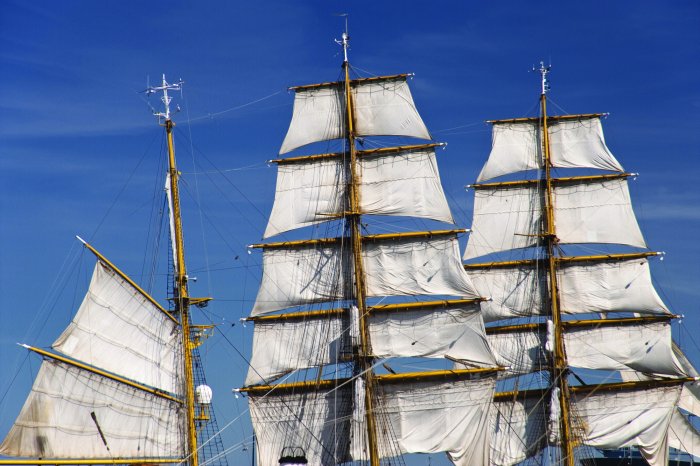 Fotobehang Elegante witte zeilen tegen een heldere hemel