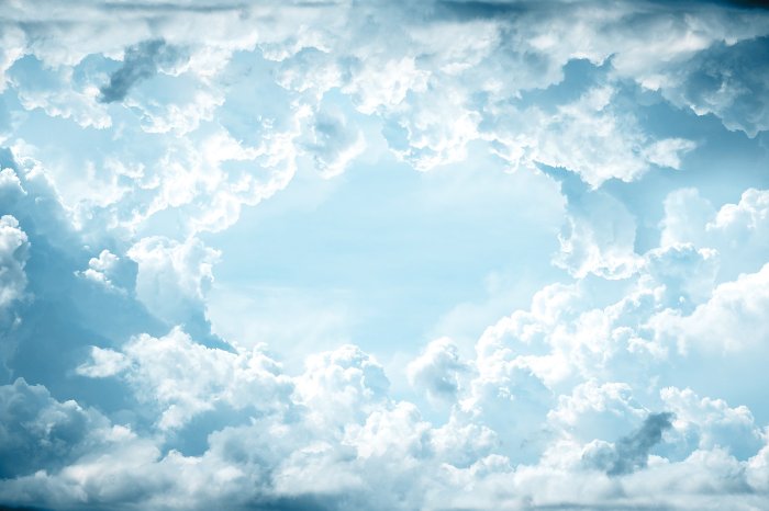 Fotobehang Wolken tegen de blauwe lucht