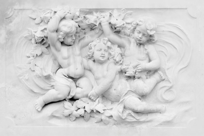 Fotobehang Witte engelsculpturen op een lichte, egale achtergrond