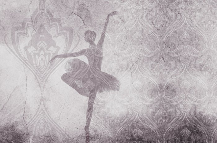 Fotobehang Een ballerina in beweging tegen een betonnen achtergrond met decoratieve ornamenten.
