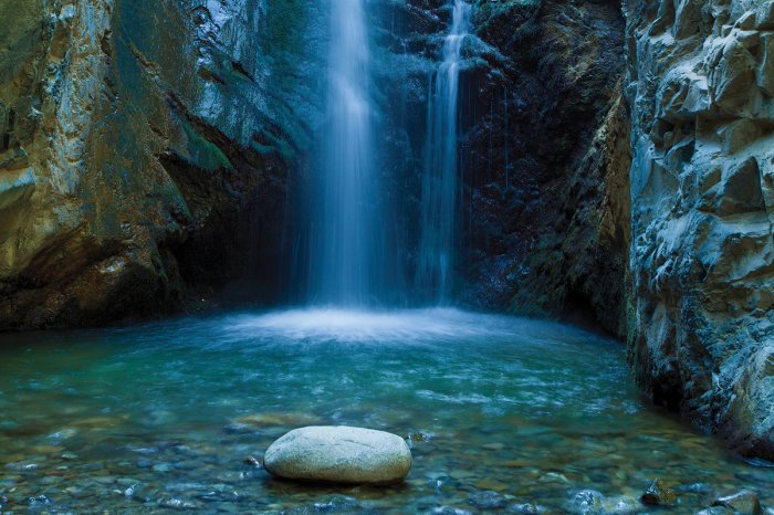 Fotobehang Waterval in een grot, natuurlijk landschap