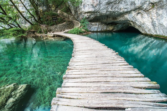 Fotobehang Een houten brug over een turquoise rivier