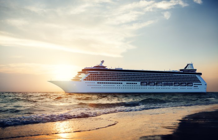 Fotobehang Een jacht op zee gezien vanaf het strand