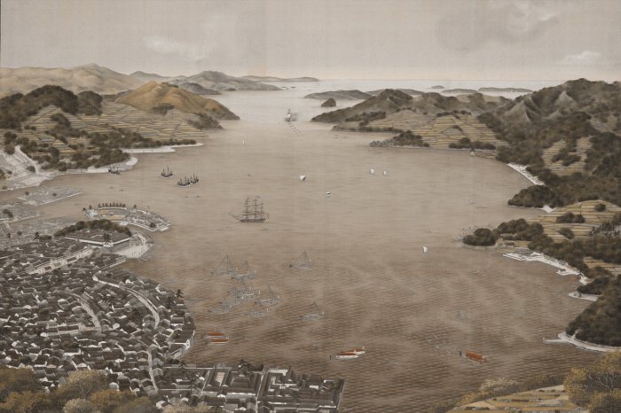 Fotobehang Zeepanorama van de stad met een bergachtige achtergrond