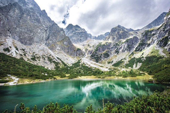 Fotobehang Een schilderachtig landschap met een bergmeer